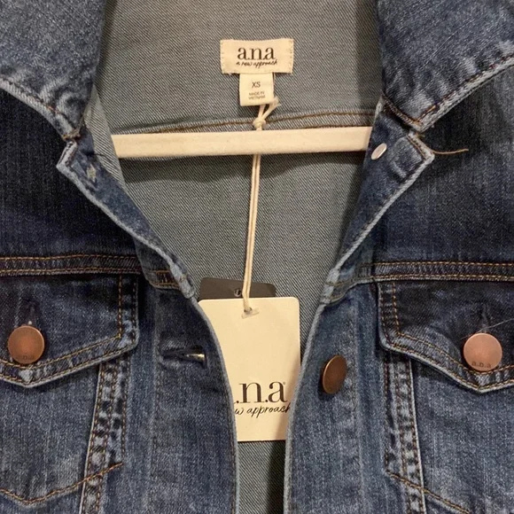 a.n.a. Women’s Jean Jacket Size XS NWT, blue denim soft and durable. - Picture 4 of 11